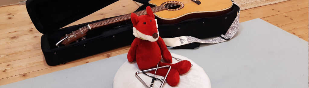Fuchs mit Triangel vor Gitarre